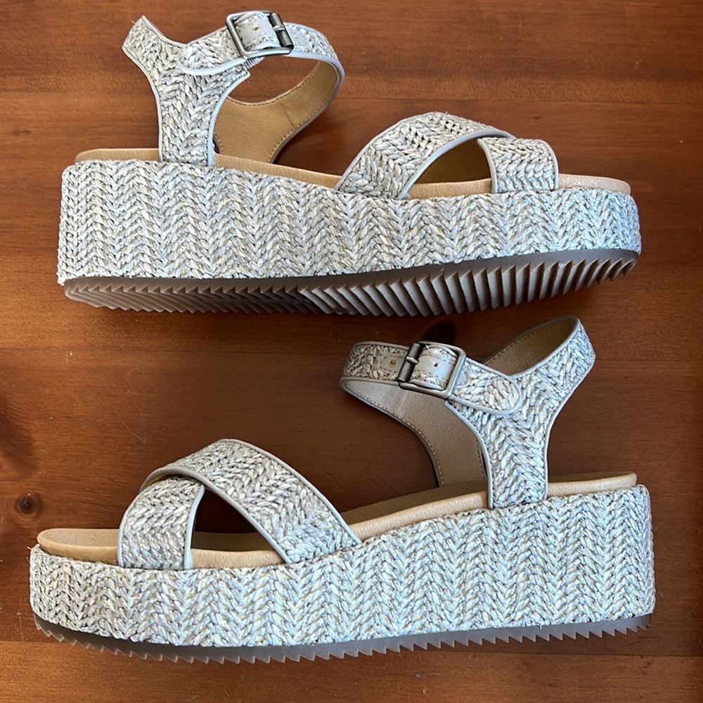 NWOT Lucky Brand platform sandals!